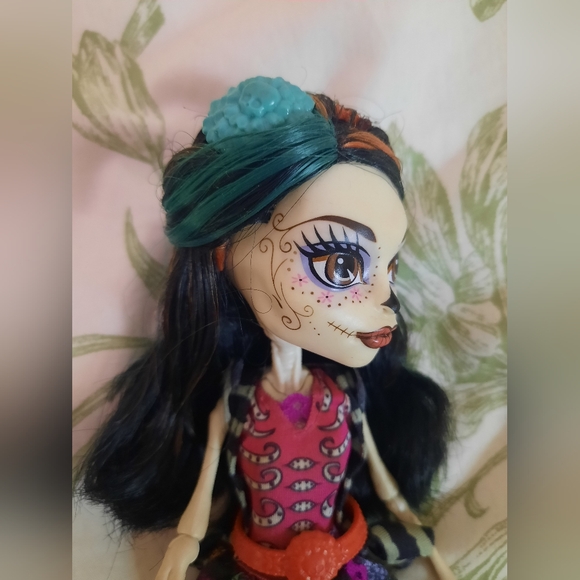 Monster High Doll - Skelita Calaveras Art Class - Picture 3 of 5